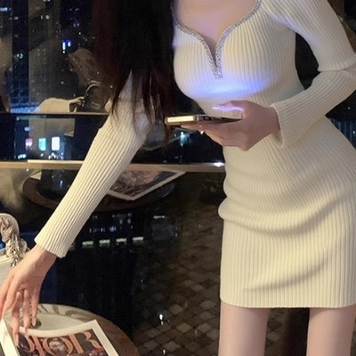 2025年秋冬性感V领修身针织连衣裙女长袖包臀裙小个子白色打底裙
