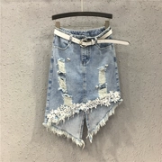 Ai Tianli váy denim không đều nữ 2019 hè mới Hồng Kông hương vị lỗ thủng đính cườm ren nửa thân túi đeo hông - Váy