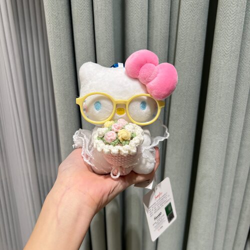 可爱捧花眼镜hellokitty包包挂件可爱挂饰毛绒公仔玩偶书包小挂饰