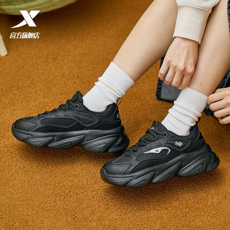 特步女鞋蛋卷鞋2025新款冬季黑色运动鞋女学生厚底增高休闲老爹鞋