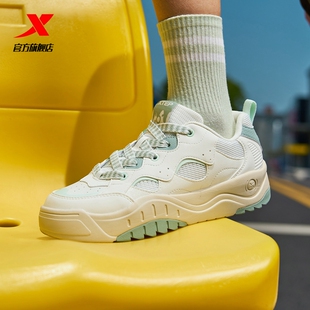 特步女鞋棉花糖板鞋2025新款秋冬皮面初中生运动鞋厚底休闲鞋正品