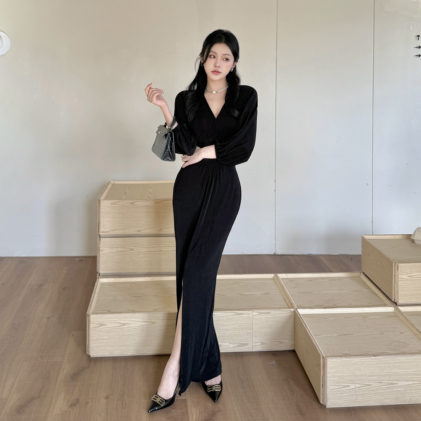 性感V领中袖黑色连衣裙女