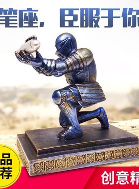 执行官骑士笔座头盔铜像笔筒身穿盔甲英雄骑士跪姿笔架 文具礼品