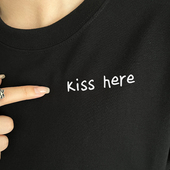 kiss 吻我 这里 here｜在宇间工作室T恤