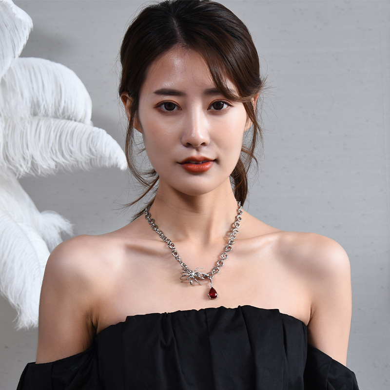 钛钢蜘蛛红宝石爱心吊坠项链女潮简约网红叠戴锁骨链小众挂件饰品