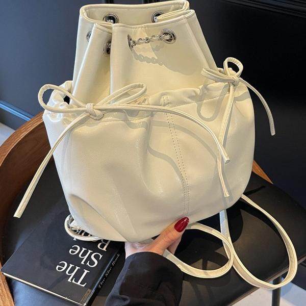 春夏季流行时尚女式双肩包2025新款百搭链条后背包通勤旅行小书包