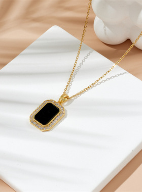 简约黑色无事牌项链女款几何方形锁骨链高级感钛钢饰品新款潮百搭