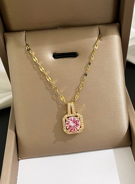 超闪粉色方糖项链精致百搭几何方形锆石吊坠链减龄气质锁骨链新款