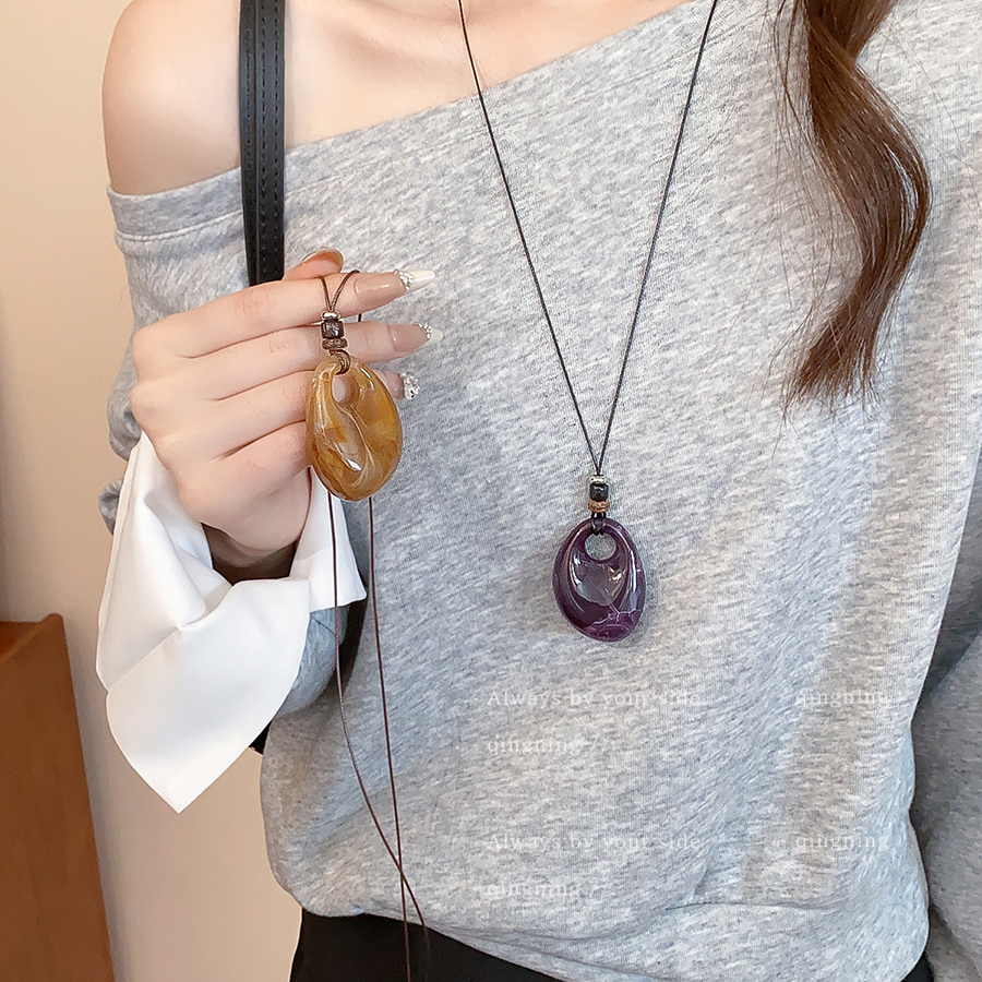 紫色毛衣链皮绳复古树脂吊坠项链女款2025新款长款挂脖配饰咖色