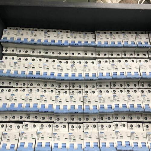 议价 NDB2Z-63  直流断路器。