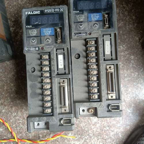 富士200W伺服驱动器RYS201S3-VVS-ZA2，通电