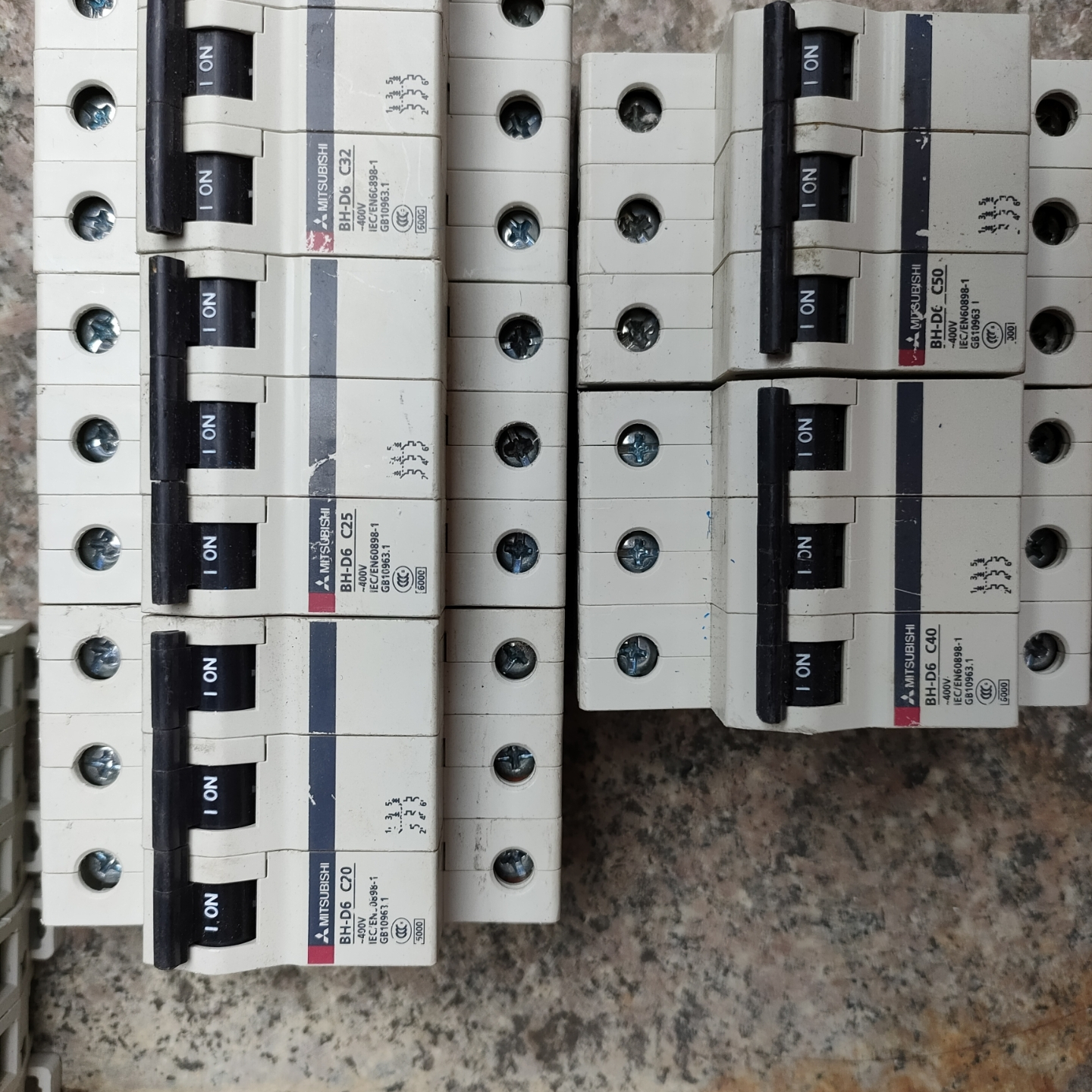 三菱空气开关，1p16安11个，25安一个，3p20安5个，