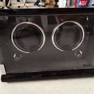 斯卡奇双表位摇表器，黑色碳纤维外观，透明展示窗，功能完好。适