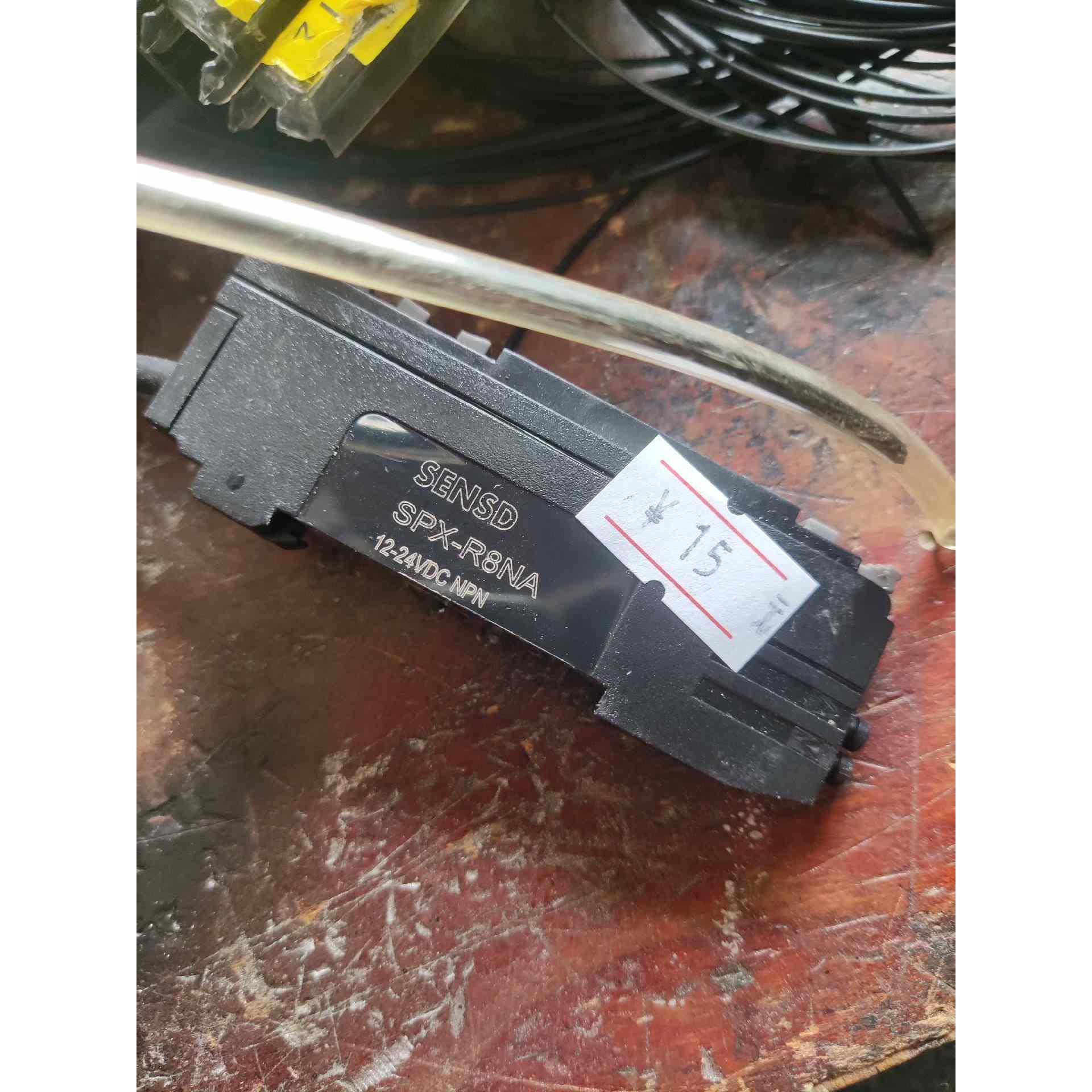 SENSD 光纤放大器SPX-R8NA实物图货号 线短的