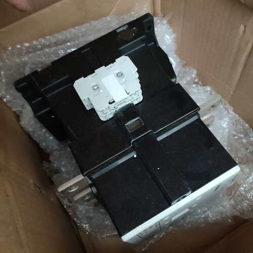 3TF56交流接触器电压220V。没有内物填充泡沫了，