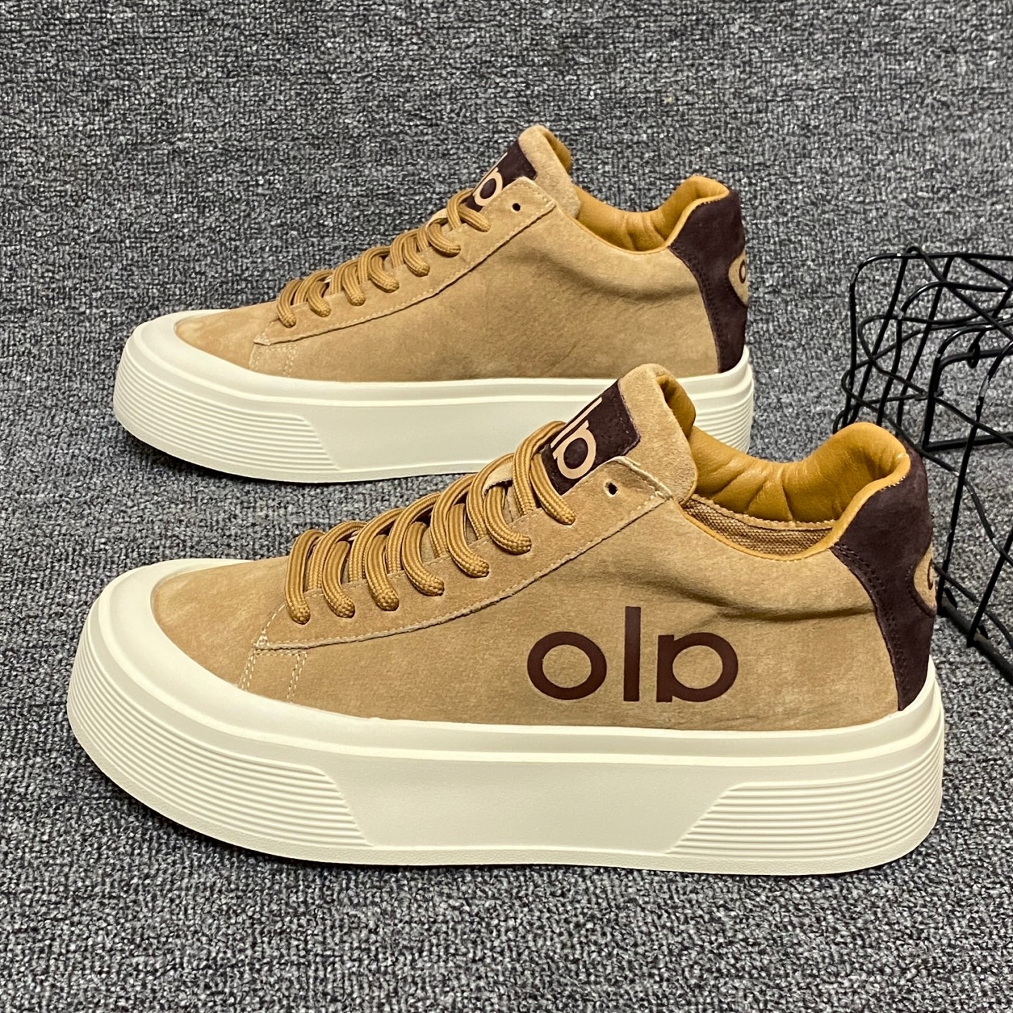 潮牌厚底百搭轻便休闲中帮滑板鞋