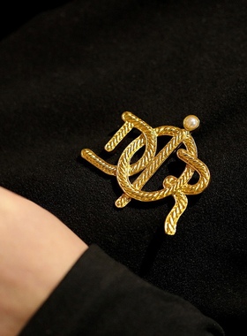 欧美新款复古麻花拧绳字母胸针轻奢时尚中古风西装大衣胸花别针潮