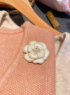 经典百搭法式珍珠山茶花胸花女款气质小香风胸针高档西装别针配饰