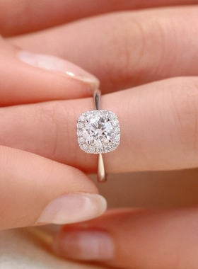 新品莫桑石钻戒女戒指925纯银白金AU750铂金结婚道具时尚简约方包