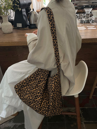 小众豹纹灯芯绒包包单肩斜挎布袋宋慧乔emis同款帆布包少女百搭