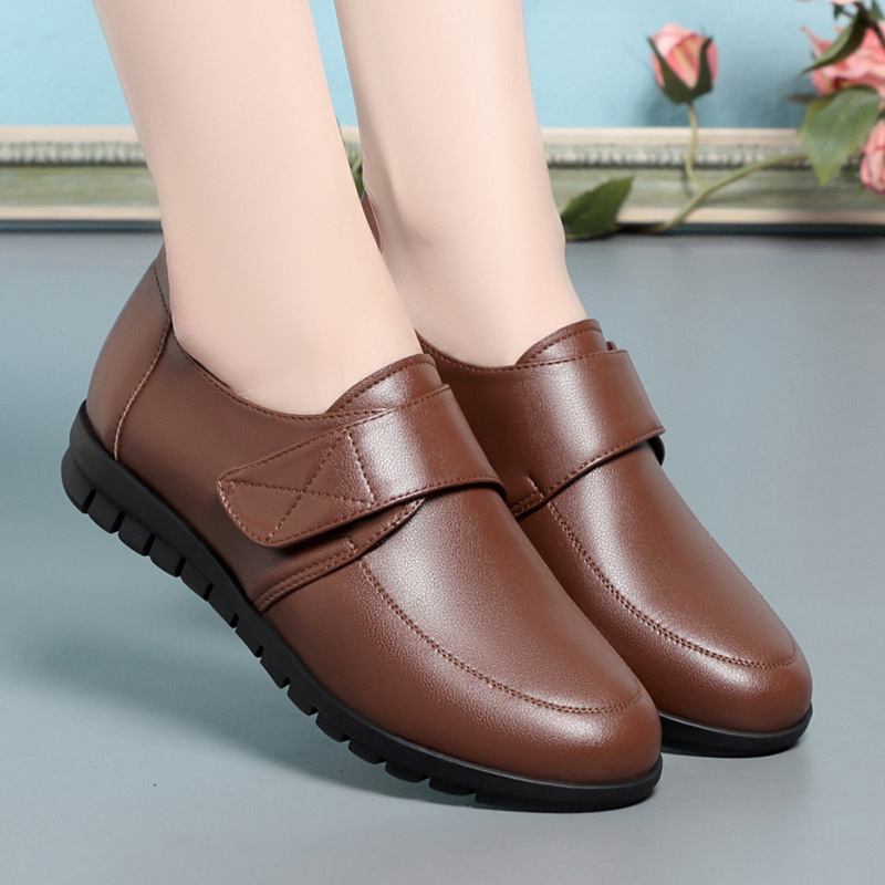 软底妈妈鞋真皮女士皮鞋舒适防滑中老年人大码女鞋子平底单鞋春秋