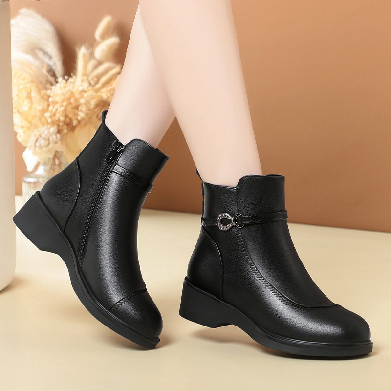 软底软皮棉鞋中老年女款短靴妈妈鞋皮鞋冬季加绒保暖棉靴一件代发