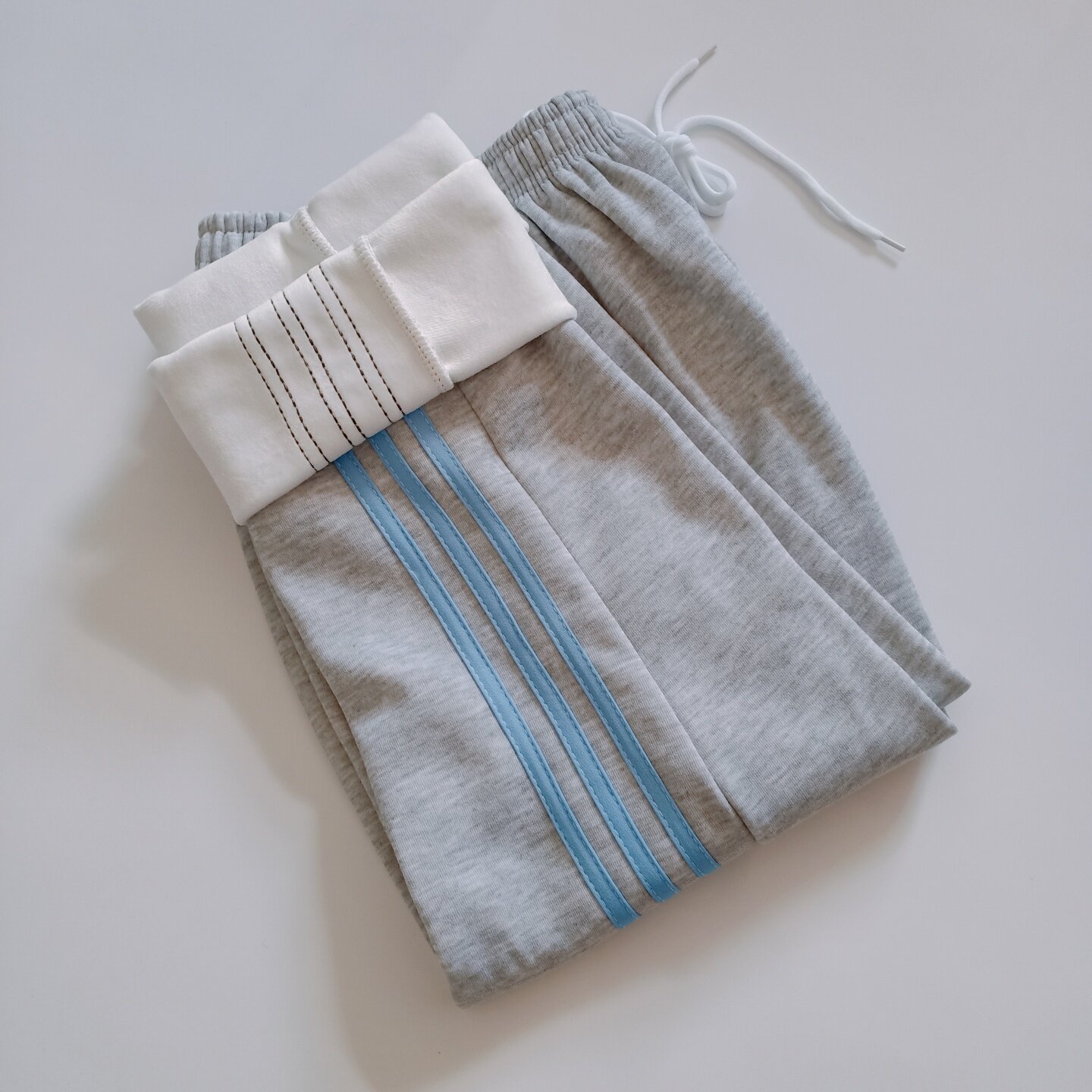 浅灰色冬季保暖校服长裤浅蓝条三道杠直筒高中小学生加绒校裤卫裤