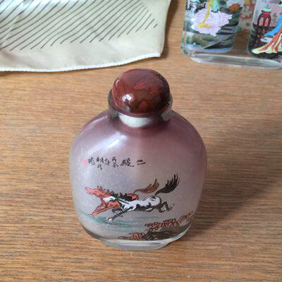 内画奔马鼻烟壶：中国工笔画手法，博山鲁派大师作品，鸡肝石帽。