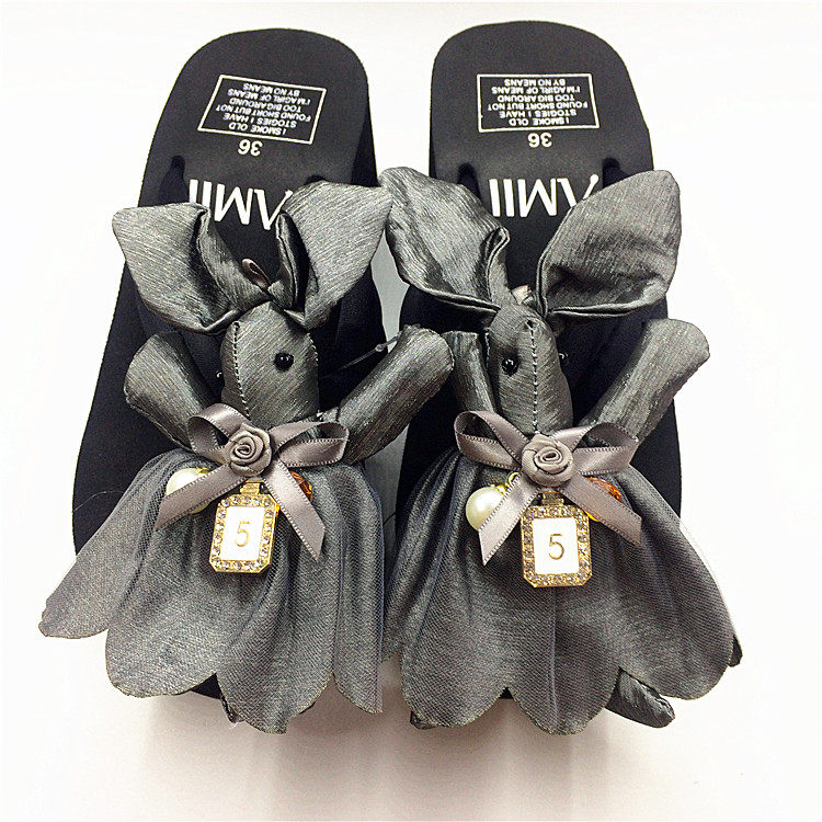 新款韩版厚底松糕坡跟人字拖雪纺裙子小兔子防滑坡跟拖鞋女在类目 女鞋, 拖鞋中 - 来自Buy2taobao.com提供专业的淘宝代购服务