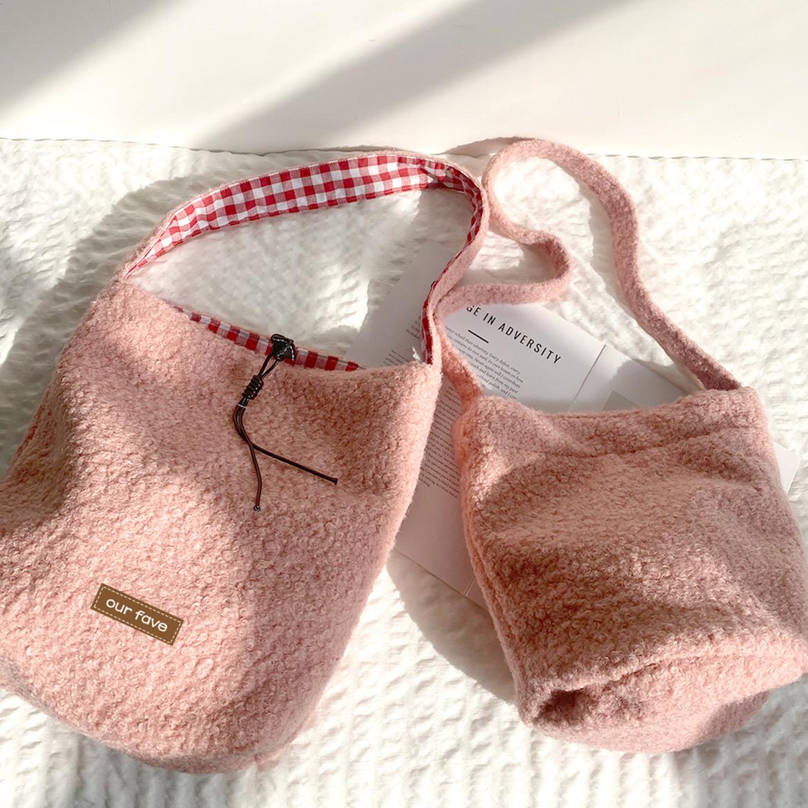 2024新款时尚可爱毛绒水桶包