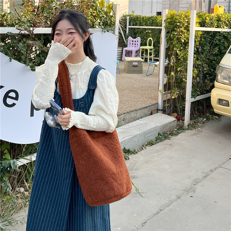 秋冬洋气毛绒斜挎包女羊羔毛圆底单肩包毛茸茸复古冬季斜挎水桶包