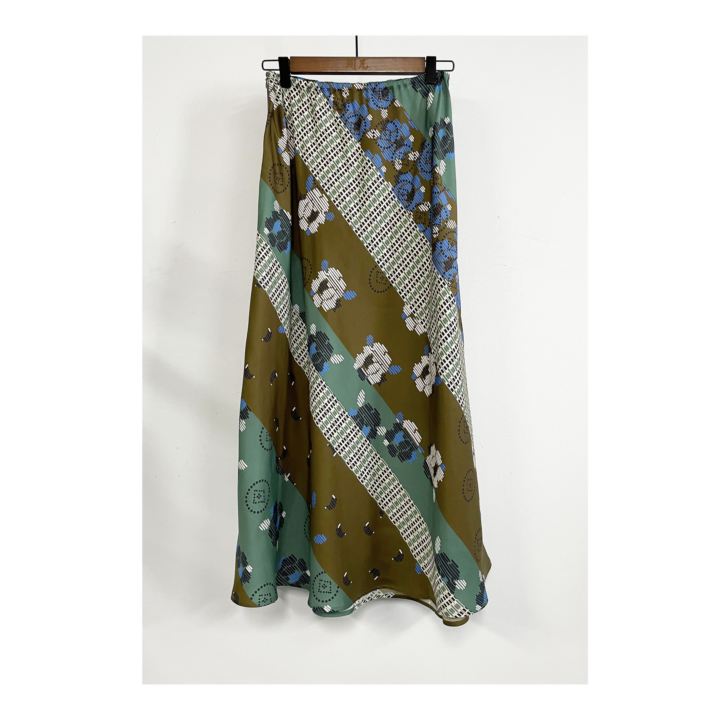 长款斜裁A摆森系条纹印花半身裙