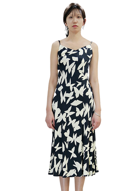 可路莎242528款吊带裙夏季新品修身复古连衣裙黑白剪纸蝴蝶花长裙