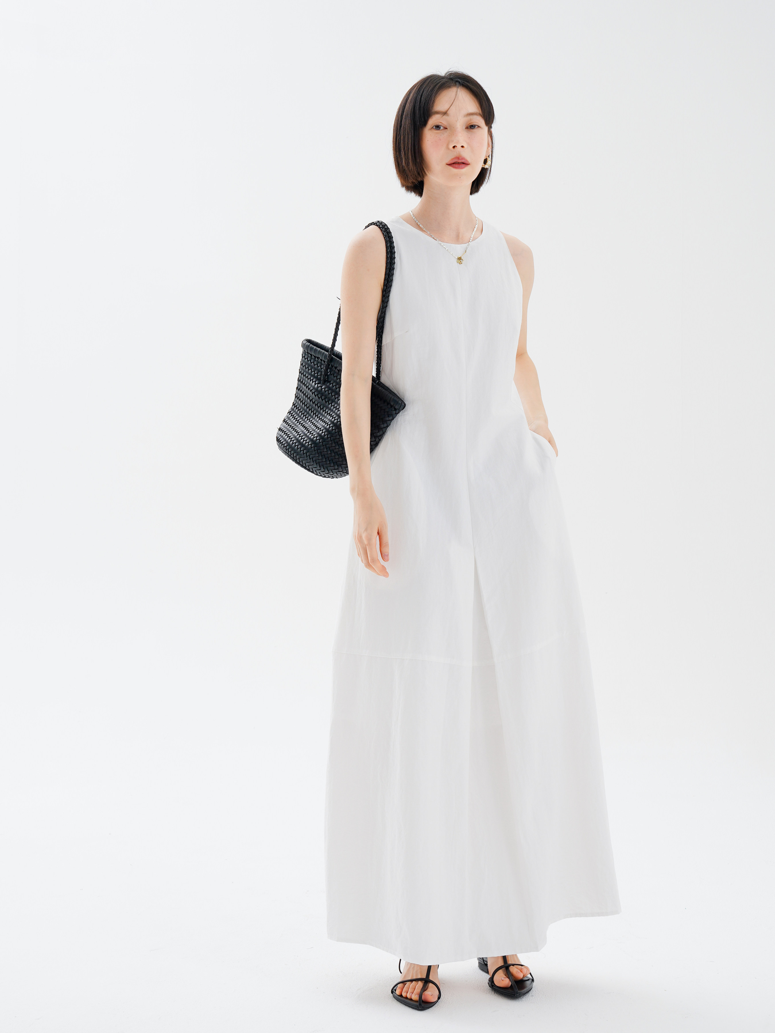 夏用のシンプルな白いノースリーブドレスフレンチデザインラウンドネックスリットルーズテンペラメントベストロングスカート