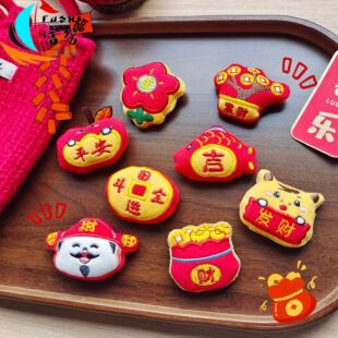 原创新年款节庆公仔配件国风系列福袋财神小马胸针服装袜子配饰