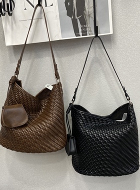 2025新款女包时尚休闲包百搭腋下包水桶包手工编织包斜挎包23758
