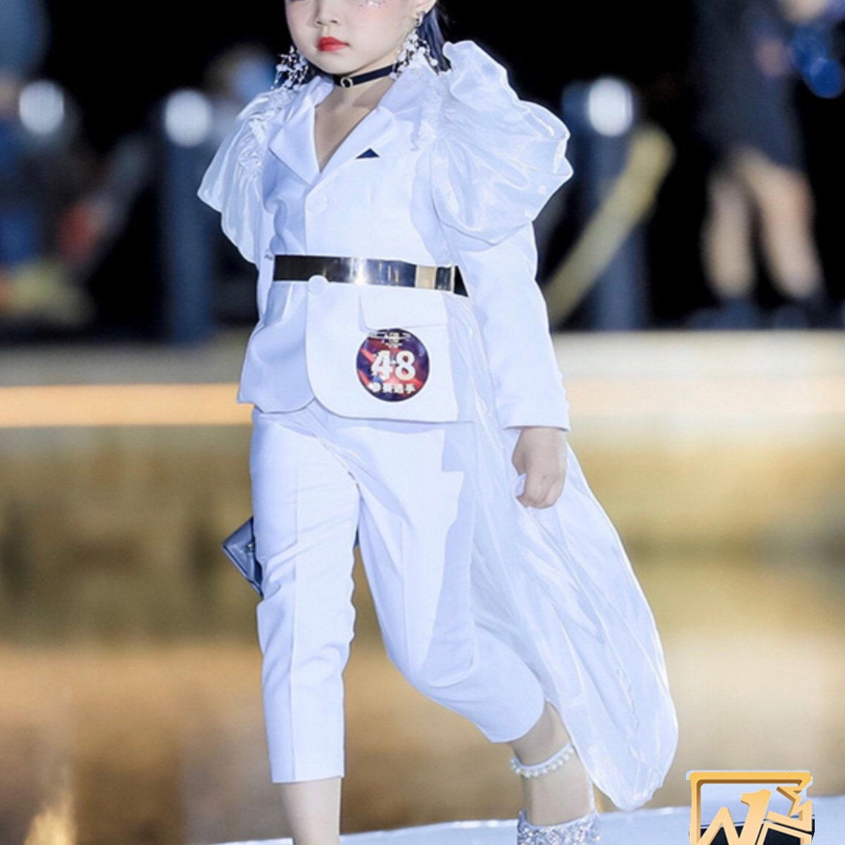 欧美童模仙气质白色潮服拖尾拆卸