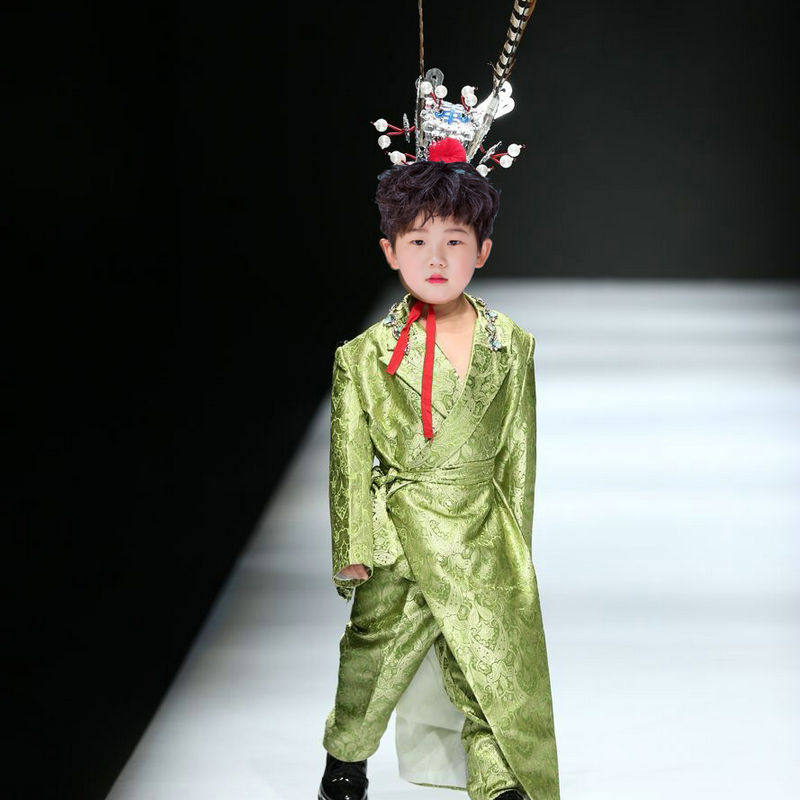 薇设计国潮时装周发布会新款礼服男童走秀T台个性演出服出租绿