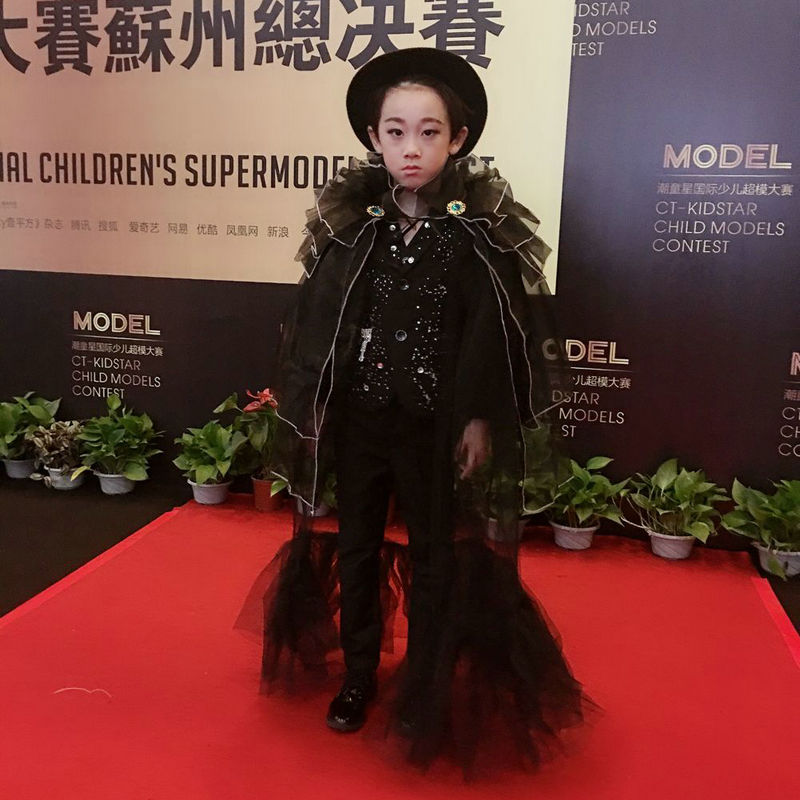 高端走秀风黑红拼色战队演出服