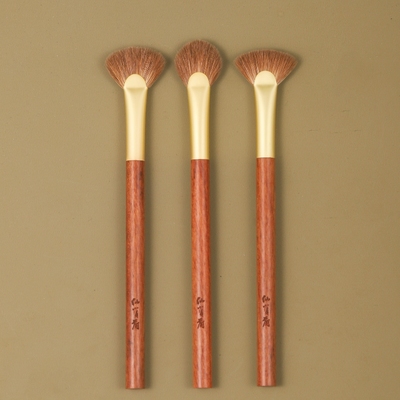 晴川系列黄狼混艾鼬毛小号扇形高光刷动物毛面部提亮化妆刷仙宝兰