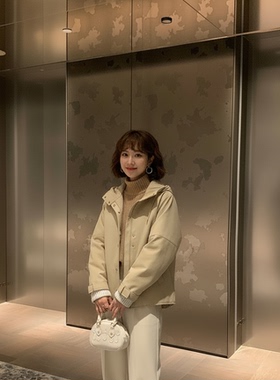 AF25冬季新款淡粉橙色宽松立领连帽短外套女中淑风假两件设计