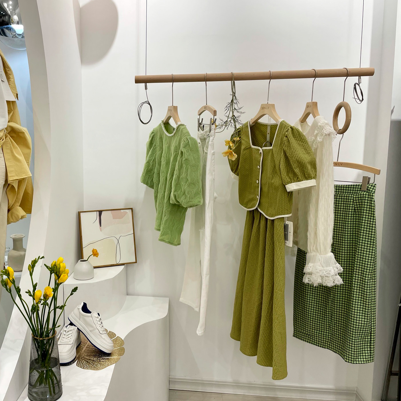 服装店上墙橱窗吊挂壁挂衣架吊顶侧挂陈列衣服展示架实木钢丝吊杆