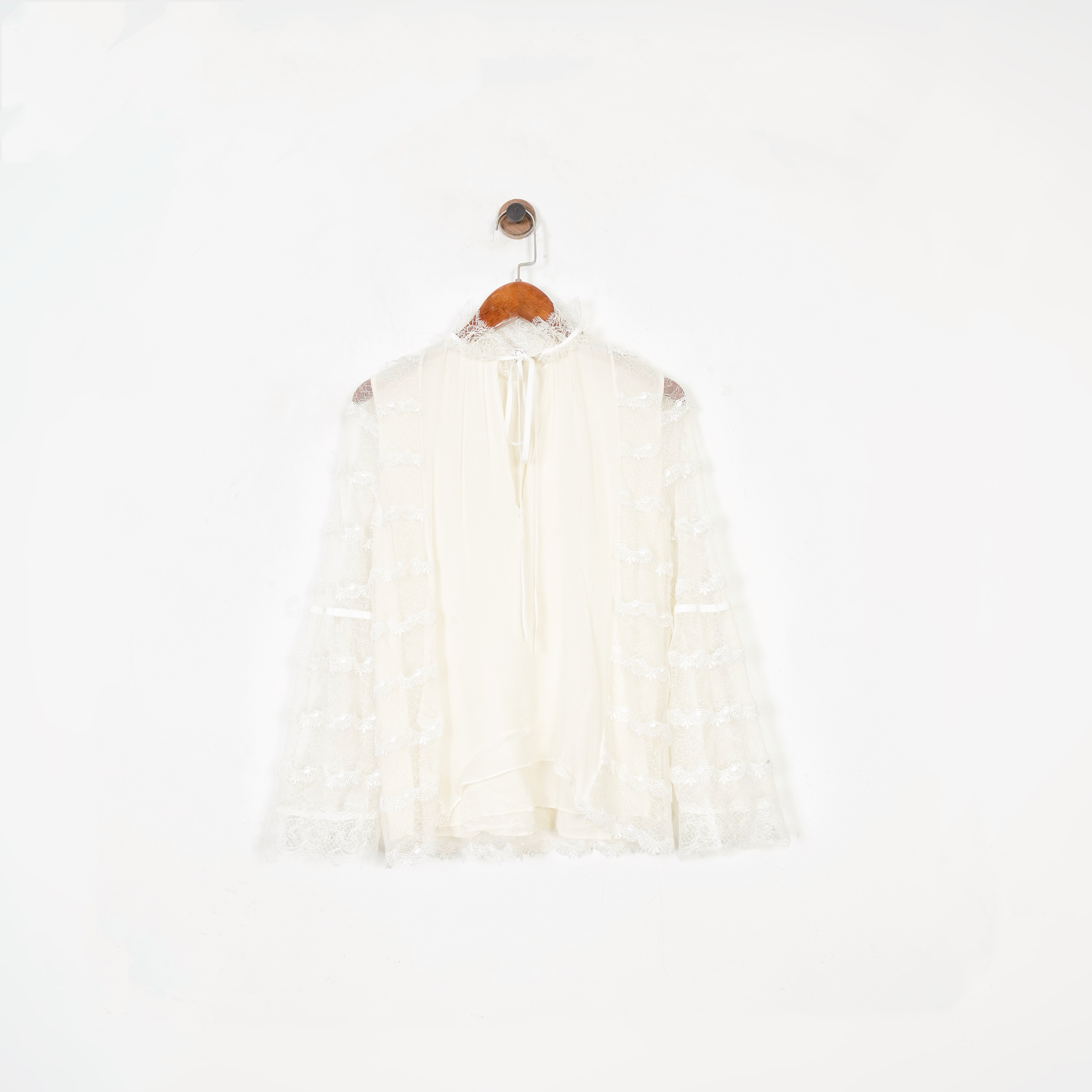 美系@lexis蕾丝立领镂空系带上衣