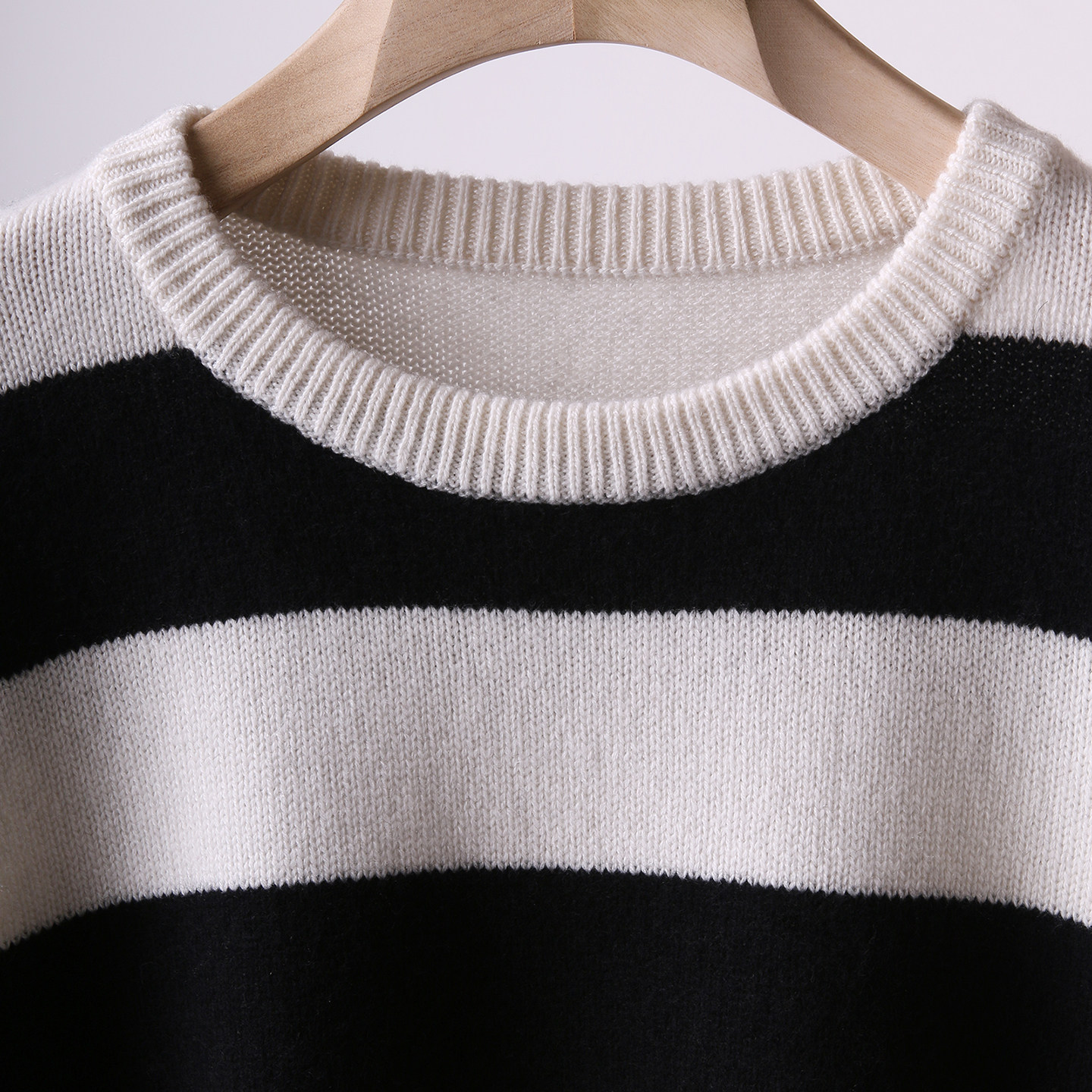 APC绒尖重磅黑白条纹风厚羊绒衫