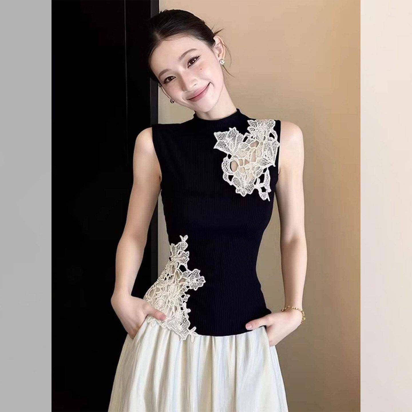 法式独特蕾丝拼接无袖T恤女2026夏季新款轻奢高级半高领镂空上衣