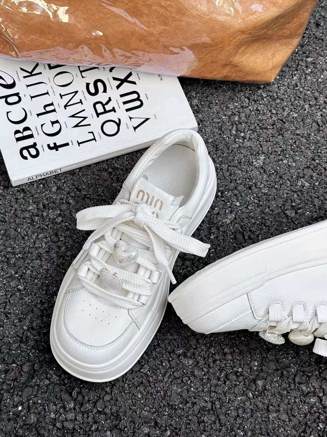 巨日软底低跟板鞋2024秋小白鞋2531167软牛皮系带爱心钻女休闲鞋,女鞋,休闲板鞋,淘宝优惠券,粉丝福利购,淘宝优惠卷