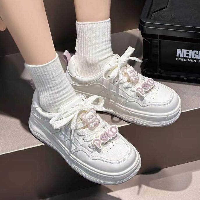 巨日2025春小白鞋2611118中跟牛皮方头系带挂小熊英文字女休闲鞋,女鞋,时尚休闲鞋,淘宝优惠券,粉丝福利购,淘宝优惠卷