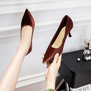 巨日软皮金属包尖头女鞋2025春款高跟鞋2610180防滑软底细跟单鞋