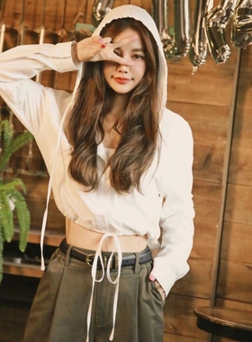 许路儿LURE HSU R201017 下摆抽绳连帽上衣白色短款收腰运动帽T女