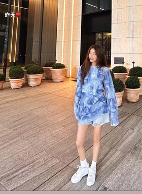 许路儿LUREHSU R222116  套头圆领印花长袖宽松渲染蓝色大花卫衣T